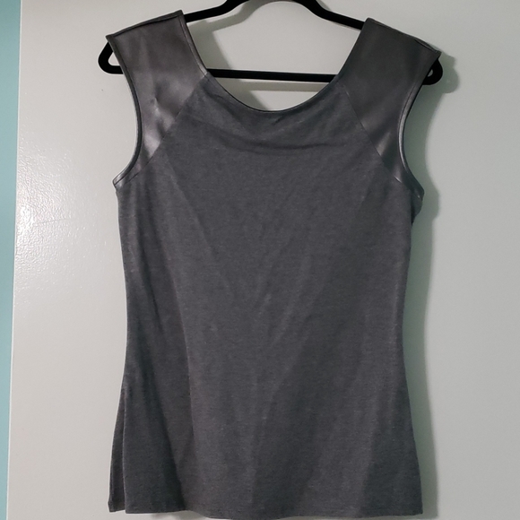 Sleeveless top - Picture 1 of 3